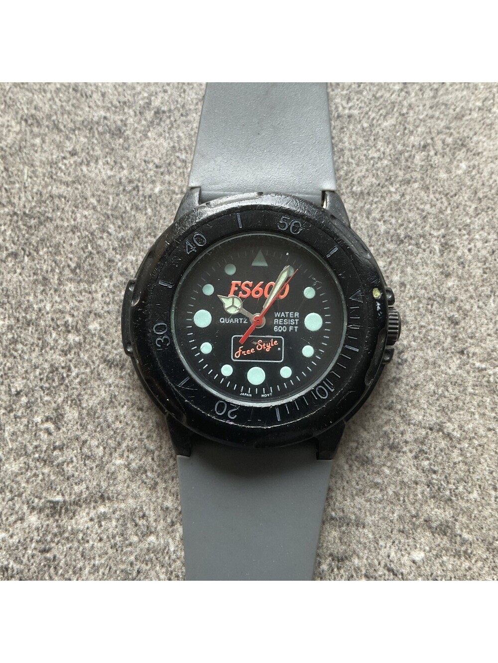 Vintage FS600 Free Style Womens Diver Style Watch 34mm Black Resin Case Bin M